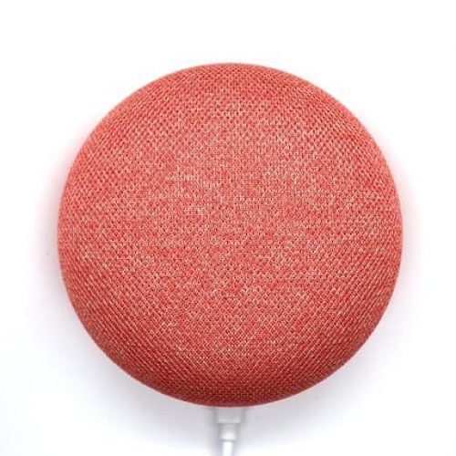 sprachassistent-google-home-mini Sprachassistent: Google Home Mini in apricot vor weißem Hintergrund
